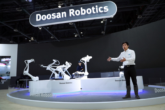 두산그룹은 22일부터 25일까지 일산 킨텍스에서 열리는 '한국산업대전'에 참가했다고 밝혔다. 사진은 행사에 참가한 두산로보틱스 직원이 협동로봇을 소개하고 있는 모습. <두산 제공>